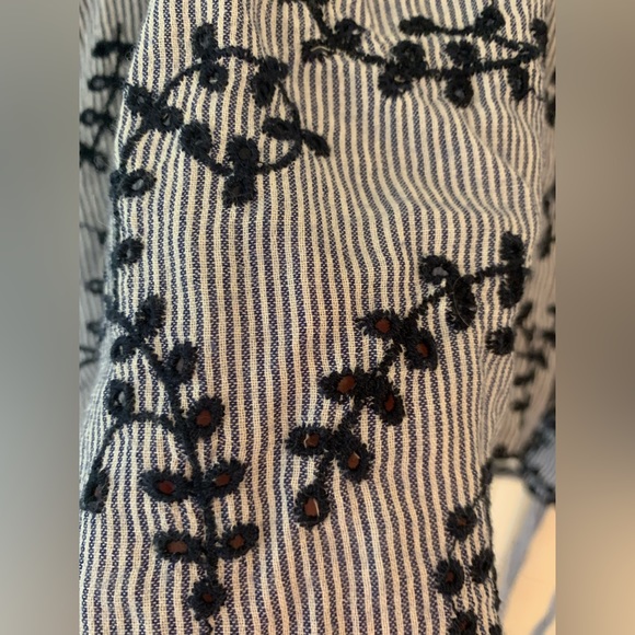 Boutique Blue Embroidered Blouse - Picture 4 of 6